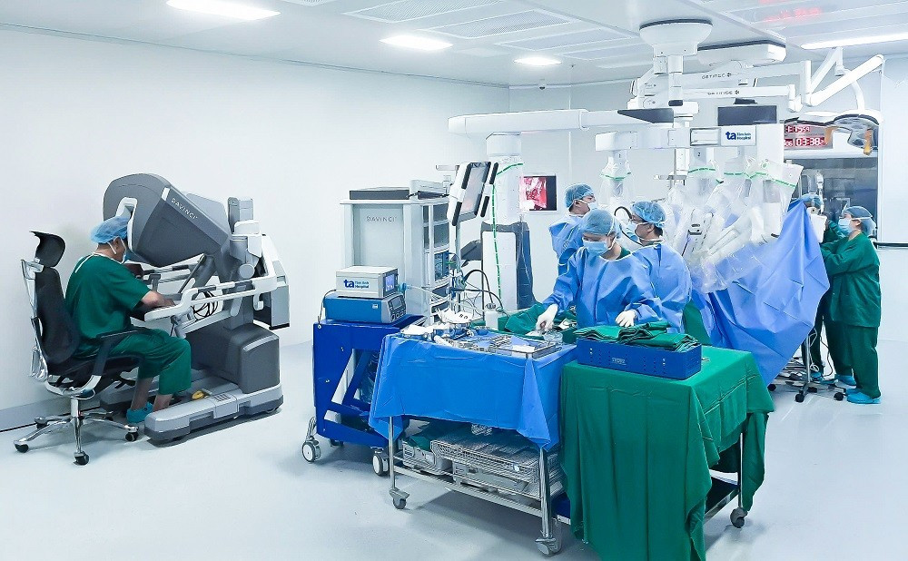Siêu Robot” Da Vinci Xi thế hệ mới vừa xuất hiện tại TP. Hồ Chí Minh nhân lễ 30.4 sở hữu công nghệ vượt trội so với các thế hệ trước. Ảnh: BVĐK Tâm Anh phongmo1.jpg