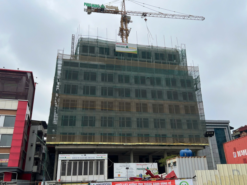 Dự án Khách sạn Hà Thành xây dựng dang dở nhiều năm tại khu vực mặt đường Kim mã (quận Ba Đình, Hà Nội) (Ảnh: Đỗ Anh). 1aa0e87e5a99e9c7b088.jpg