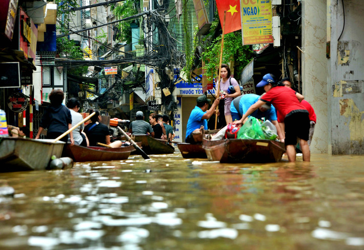 Người dân di chuyển trong vùng lũ bằng thuyền hoặc các bè xốp tự chế DSC_4771.JPG