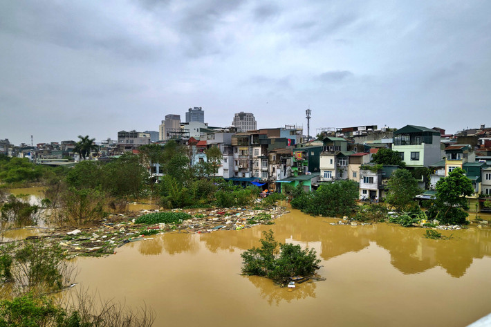 Nhiều hộ dân khu vực ven sông Hồng vẫn ngập trong nước DSC_0415.jpg