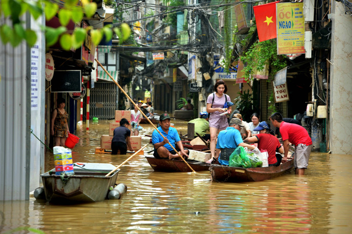 Người dân khu vực đường Thanh Yên, Phúc Tân, quận Hoàn kiếm vẫn bì bõm trong nước lũ. Người và hàng hoá được lưu thông bằng thuyền và xuồng máy hoặc bè tự chế DSC_4780.JPG