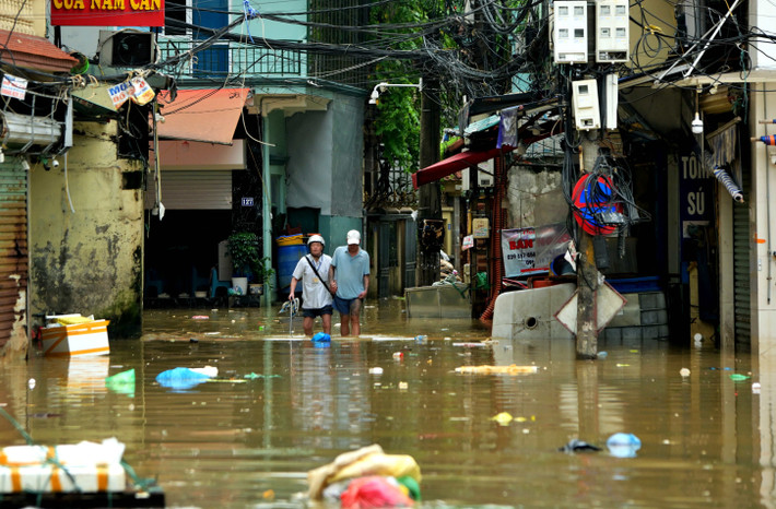 Người dân khu vực đường Hồng Hà, chợ Long Biên vẫn lội bì bõm trong nước lũ DSC_4852.JPG