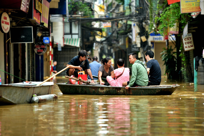 Dù nhiều hộ bị ngập trong nước lũ, nhưng người dân vẫn bám trụ tại khu bị ngập. Họ di chuyển bằng thuyền ở những vùng nước ngập sâu DSC_4743.JPG