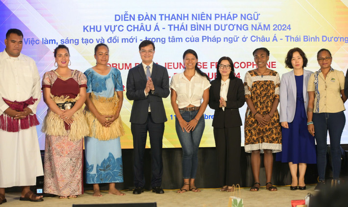 Bí thư Trung ương Đoàn Bùi Quang Huy chụp ảnh lưu niệm cùng các đại biểu z5818945759511_e6bb65e794e853583adad40e473b9b2c.jpg
