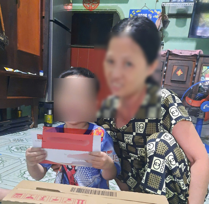 Gia đình bệnh nhi vui mừng khi được tiếp cận quỹ mổ tim Hằng Hữu z6419098751974-ac989fb24e05cdc51ce0fa68cd7bccf5-8136.jpg