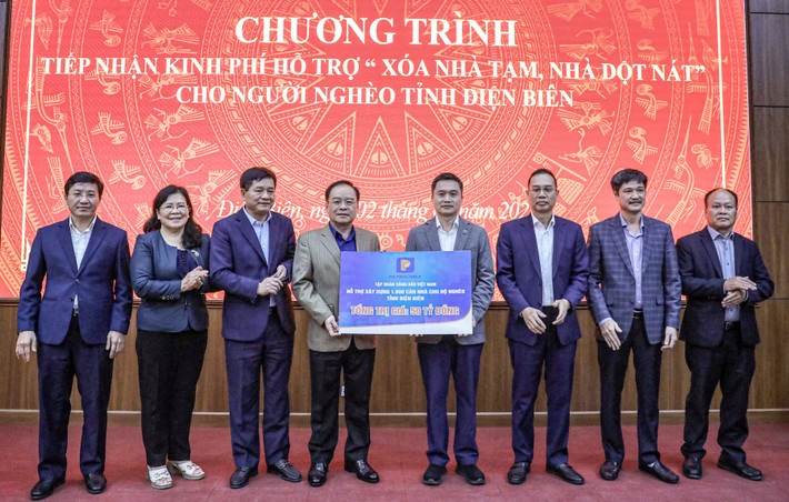 Lãnh đạo Tập đoàn Xăng dầu Việt Nam trao kinh phí xóa nhà tạm, nhà dột nát cho hộ nghèo tỉnh Điện Biên dsc-3201.jpg