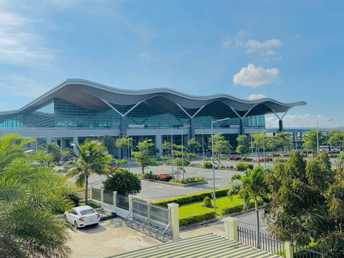 Vista panorámica de la apariencia moderna y estética de la Terminal Internacional de Cam Ranh en el Aeropuerto Internacional de Cam Ranh