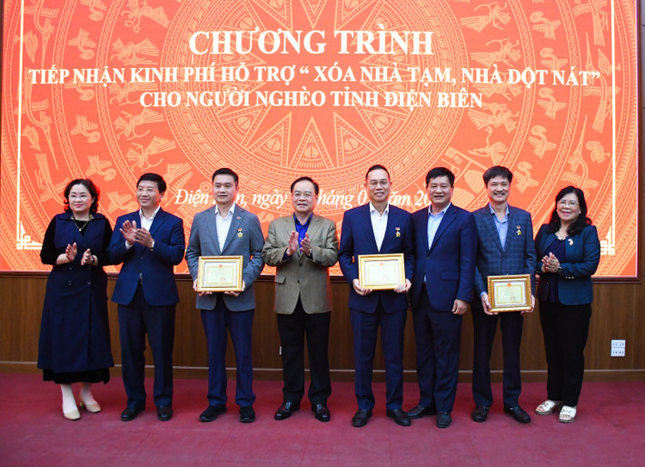 Lãnh đạo Petrolimex vinh dự nhận Kỷ niệm chương “Vì sự nghiệp xây dựng và phát triển tỉnh Điện Biên” dsc-3204.jpg