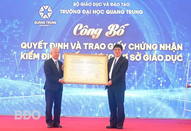 Trường ĐH Quang Trung nhận giấy chứng nhận kiểm định chất lượng cơ sở giáo dục từ Bộ GD&ĐT. Ảnh: HỒ ĐIỂM viewimageaspx-3.jpg