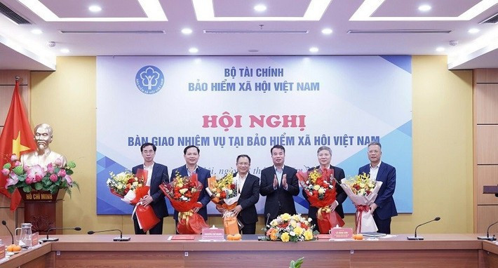 Nguyên Tổng Giám đốc BHXH Việt Nam Nguyễn Thế Mạnh chúc mừng Lãnh đạo BHXH Việt Nam bổ nhiệm theo cơ cấu, tổ chức mới nguyen-tong-giam-doc-bhxh-viet-nam-nguyen-the-manh-chuc-mung-lanh-dao-bhxh-viet-nam-bo-nhiem-theo-co-cau-to-chuc-moi.jpg
