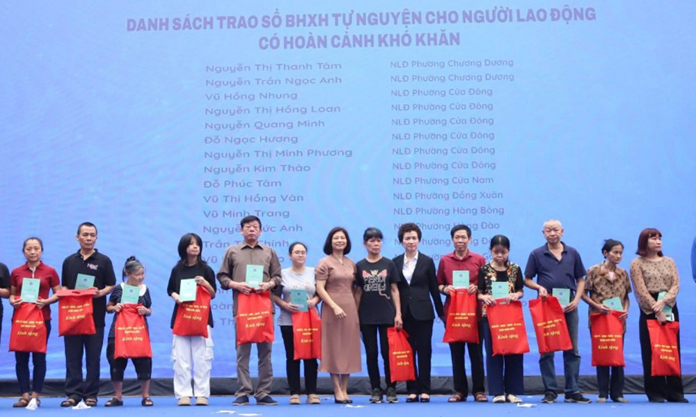 Phó Giám đốc BHXH Khu vực I Đàm Thị Hòa trao tặng sổ BHXH tự nguyện cho NLĐ khó khăn tại Hoàn Kiếm 92fad7b2-4bbe-435b-875c-5fa523b9c04b.png