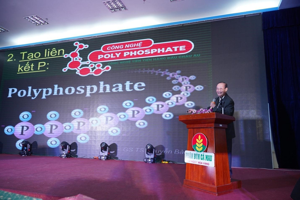 GS.TS Nguyễn Bảo Vệ (nguyên Trưởng Khoa Nông nghiệp Trường Đại học Cần Thơ) chia sẻ trong chương trình “Tham quan nhà máy – Gặt hái mùa vàng”. Ảnh: PVCFC hy.jpg