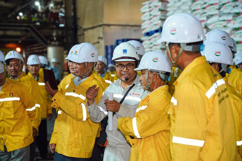 Nông dân trực tiếp tham quan và trải nghiệm quy trình sản xuất hiện đại tại Nhà máy Phân Bón Cà Mau. Ảnh: PVCFC a.jpg