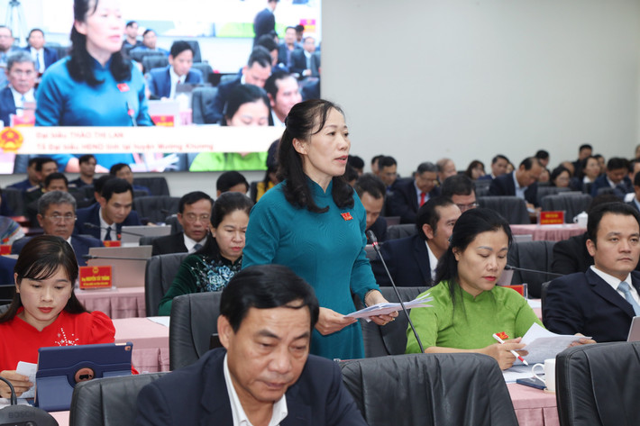 Đại biểu Thào Thị Lan (Tổ đại biểu huyện Mường Khương) chất vấn. Ảnh: An Nhiên 0r2a4425.jpg
