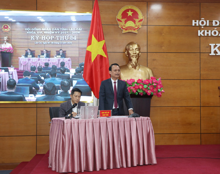 Giám đốc Sở Tài nguyên và Môi trường tỉnh Lào Cai Vũ Lân trả lời chất vấn. Ảnh: An Nhiên 0r2a4382.jpg