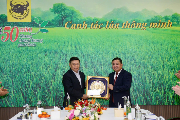 Ủy viên Bộ Chính trị Đảng Nhân dân Cách mạng Lào, Chủ tịch Quốc hội nước Cộng hòa Dân chủ Nhân dân Lào Xaysomphone Phomvihane trao quà lưu niệm cho Chủ tịch Hội đồng thành viên Tập đoàn Hóa chất Việt Nam Phùng Quang Hiệp z6156660872319-fac1c81638c823c312623344b960bdbb.jpg