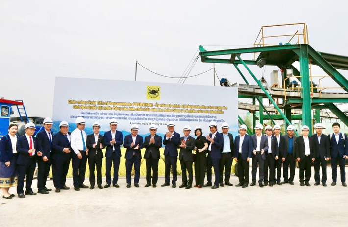 Đoàn công tác chụp ảnh lưu niệm z6156660827096-e1419ea3d7931767e7c4bf74f7cc814e.jpg