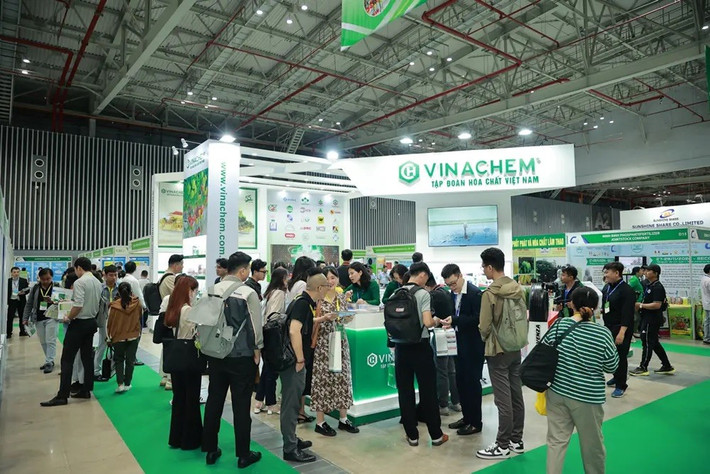 Gian hàng của Tập đoàn Hóa chất Việt Nam nhận được rất nhiều sự quan tâm của các đối tác, khách hàng. Ảnh: Vinachem 415a5577.jpg