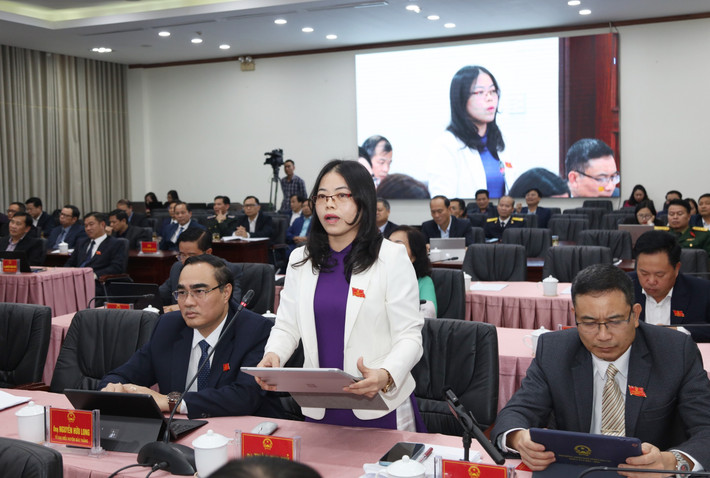 Đại biểu Thào Thị Mỷ (Tổ đại biểu huyện Bảo Thắng) chất vấn. Ảnh: An Nhiên 0r2a4391.jpg