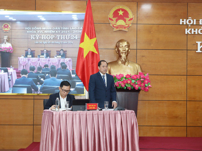 Giám đốc Sở Nông nghiệp và Phát triển nông thôn tỉnh Lào Cai Đỗ Văn Duy trả lời chất vấn. Ảnh: An Nhiên 0r2a4451.jpg