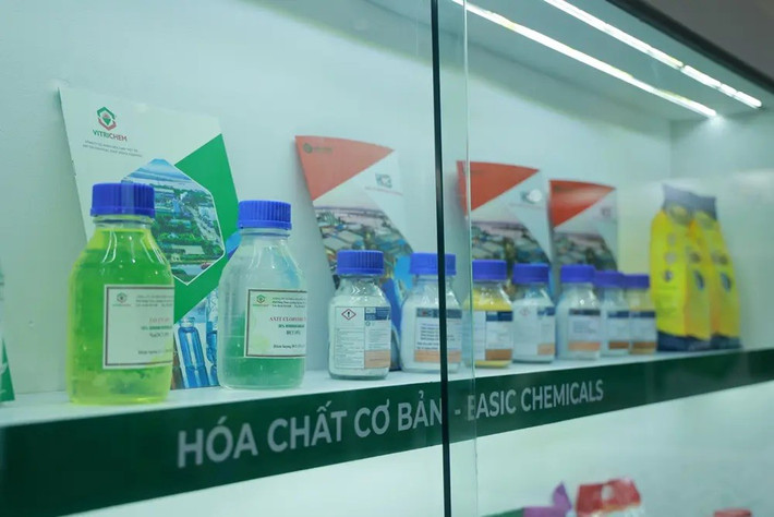 Sản phẩm hóa chất cơ bản của Công ty CP Hóa chất Việt Trì; Công ty CP Hóa chất Cơ bản miền Nam. Ảnh: Vinachem. 415a5172.jpg