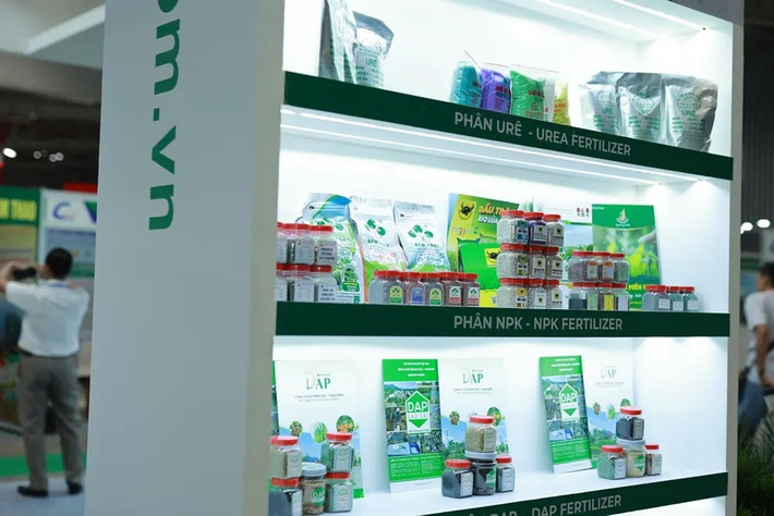 Các sản phẩm phân bón của Công ty CP Supe Phốt phát và Hóa chất Lâm Thao; Công ty CP Phân lân Ninh Bình; Công ty CP Phân bón Bình Điền; Công ty CP Phân bón miền Nam; Công ty CP Phân lân Nung chảy Văn Điển. Ảnh: Vinachem. 415a5079.jpg