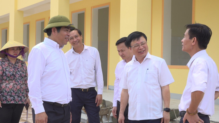 Phó Chủ tịch UBND tỉnh Bùi Đình Long và Trưởng Ban Dân tộc tỉnh Nghệ An Vi Sơn kiểm tra công trình giáo dục tại thị trấn Kim Sơn, huyện Quế Phong. Ảnh: Trung Kiên Phó Chủ tịch UBND tỉnh Bùi Đình Long và Trưởng Ban Dân tộc tỉnh Nghệ An Vi Sơn kiểm tra công trình giáo dục tại thị trấn Kim Sơn, huyện Quế Phong. Ảnh: Trung Kiên