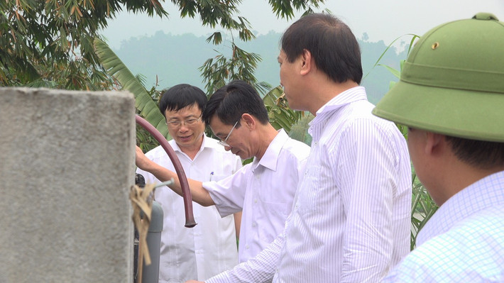 Phó Chủ tịch UBND tỉnh Bùi Đình Long kiểm tra công trình nước sinh hoạt tập trung tại xã Hạnh Dịch, huyện Quế Phong. Ảnh: Trung Kiên 1-kiem-tra-cong-trinh-nsh-tap-trung-tai-xa-hanh-dich638482586311115108.jpg