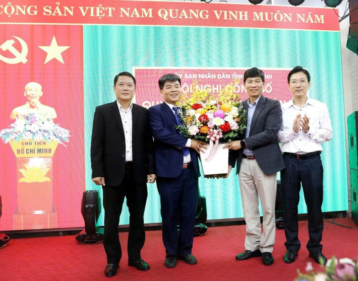 Đại diện Ban Tổ chức Tỉnh ủy, Văn phòng UBND tình Lãnh đạo Sở nội vụ dự và tặng hoa chúc nhà báo Nguyễn Văn Tiến Đại diện Ban Tổ chức Tỉnh ủy, Văn phòng UBND tình Lãnh đạo Sở nội vụ dự và tặng hoa chúc nhà báo Nguyễn Văn Tiến