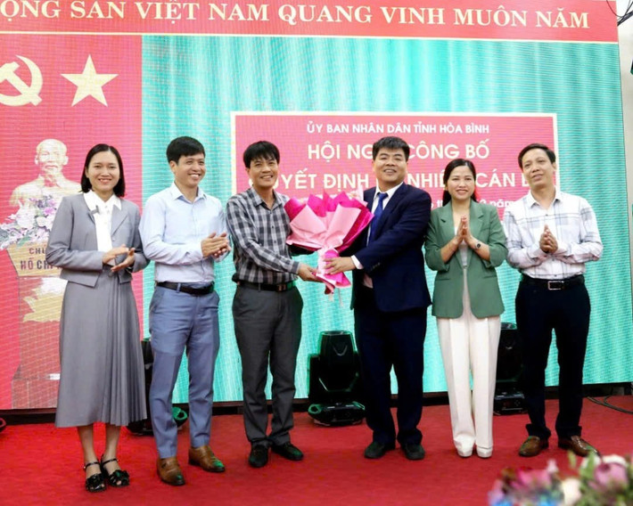 Lãnh đạo Đài PT& TH tỉnh Hòa Bình tặng hoa chúc mừng tân Giám đốc b0b3e7498e8134df6d90.jpg