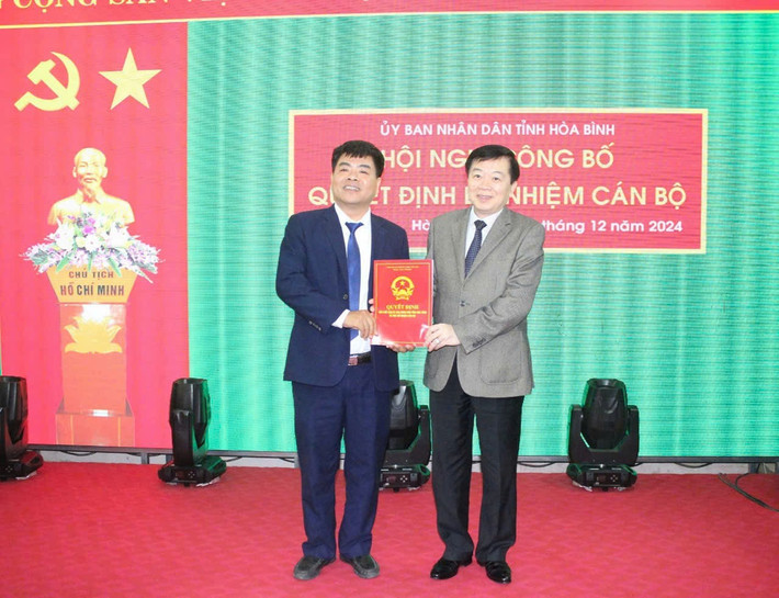 Ông Nguyễn Văn Chương - Phó Chủ tịch UBND tỉnh Hoà Bình trao Quyết định giữ chức Giám đốc Đài PT&TH tỉnh Hoà Bình và tặng hoa cho nhà báo Nguyễn Văn Tiến Ông Nguyễn Văn Chương - Phó Chủ tịch UBND tỉnh Hoà Bình trao Quyết định giữ chức Giám đốc Đài PT&TH tỉnh Hoà Bình và tặng hoa cho nhà báo Nguyễn Văn Tiến