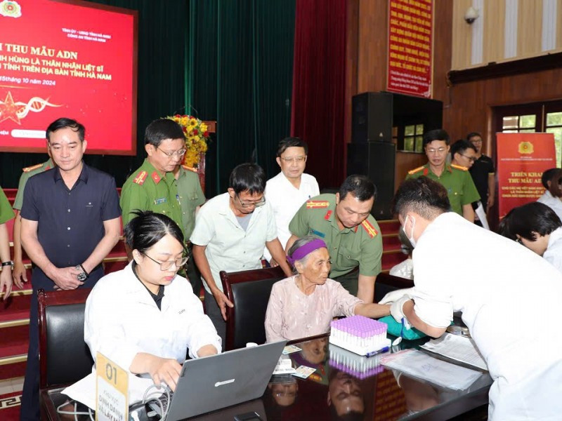 Đại tá Tô Anh Dũng, Giám đốc Công an tỉnh Hà Nam trực tiếp chỉ đạo các tổ công tác thu thập mẫu ADN thân nhân các liệt sĩ trên địa bàn để xác định danh tính liệt sĩ. Ảnh: ITN 90-1.jpg