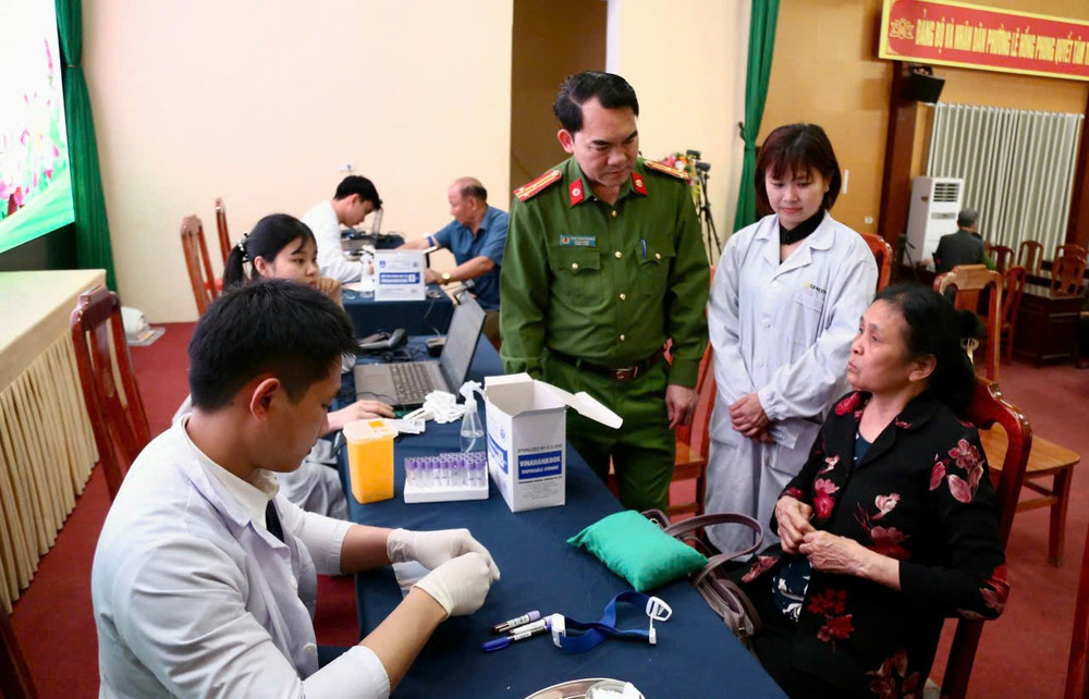 Với sự hỗ trợ của dữ liệu, công nghệ, công tác thu thập mẫu ADN thân nhân các liệt sĩ chưa tìm được phần mộ được triển khai nhanh chóng, chặt chẽ, thắp lên hy vọng tìm lại danh tính cho những người con ưu tú của Tổ quốc. Ảnh: A.H 90-2.jpg