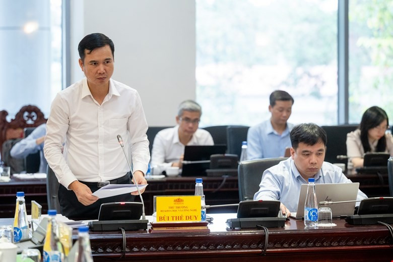 Thứ trưởng Bộ Khoa học và Công nghệ Bùi Thế Duy trình bày Tờ trình dự án Luật 202504281225138627-z61-8317.jpg