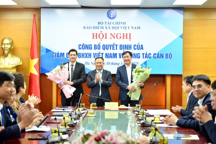 Giám đốc BHXH Việt Nam Lê Hùng Sơn tặng hoa chúc mừng ông Phan Văn Mến (bên phải) và ông Nguyễn Ngọc Huyện (bên trái). Giám đốc BHXH Việt Nam Lê Hùng Sơn tặng hoa chúc mừng ông Phan Văn Mến (bên phải) và ông Nguyễn Ngọc Huyện (bên trái).