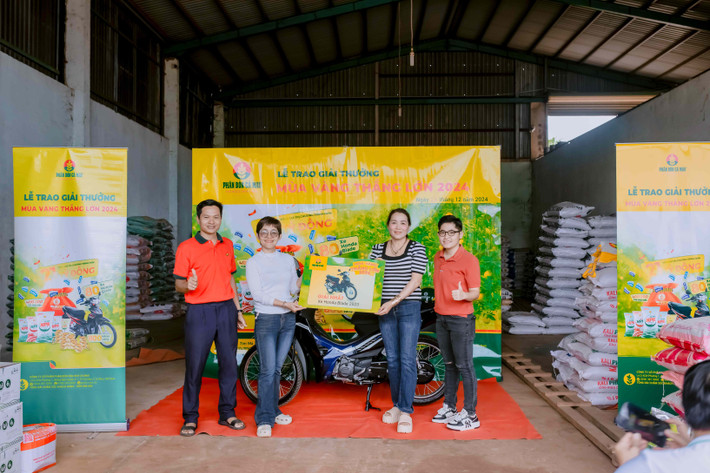 Chị Vũ Thị Thuý Phượng vui mừng nhận giải xe máy Honda Blade h1-chi-vu-thi-thuy-phuong-nhan-giai-compressed-2.jpg