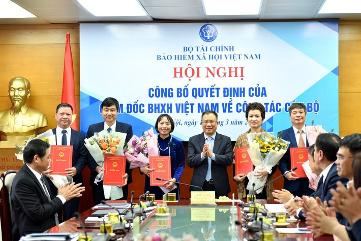 Giám đốc BHXH Việt Nam Lê Hùng Sơn trao quyết định cho các Phó Giám đốc BHXH Khu vực I. Ảnh: BHHN Giám đốc BHXH Việt Nam Lê Hùng Sơn trao quyết định cho các Phó Giám đốc BHXH Khu vực I. Ảnh: BHHN