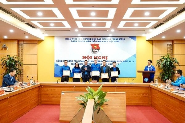 Bí thư Đoàn Thanh niên cơ quan BHXH Việt Nam Đào Đình Xuân trao Giấy khen cho 5 Chi đoàn xuất sắc img-2240.jpg