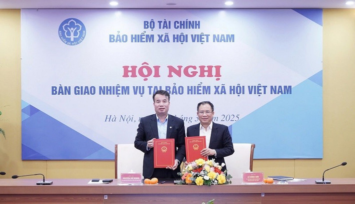 Nguyên Tổng Giám đốc BHXH Việt Nam Nguyễn Thế Mạnh và Giám đốc BHXH Việt Nam Lê Hùng Sơn ký Biên bản bàn giao nhiệm vụ. Ảnh: BH Nguyên Tổng Giám đốc BHXH Việt Nam Nguyễn Thế Mạnh và Giám đốc BHXH Việt Nam Lê Hùng Sơn ký Biên bản bàn giao nhiệm vụ. Ảnh: BH
