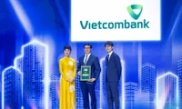 Ông Nguyễn Văn Phương, Phó Trưởng Văn phòng đại diện khu vực phía Nam của Vietcombank nhận giải thưởng do Ban tổ chức trao tặng. 