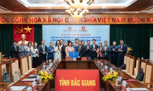 UBND tỉnh Bắc Giang và VinGroup ký kết hợp tác thúc đẩy chuyển đổi xanh, chuyển đổi số 