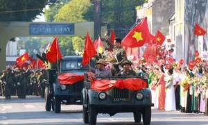 Học sinh Hà Nội chào mừng đoàn quân trở về tiếp quản Thủ đô