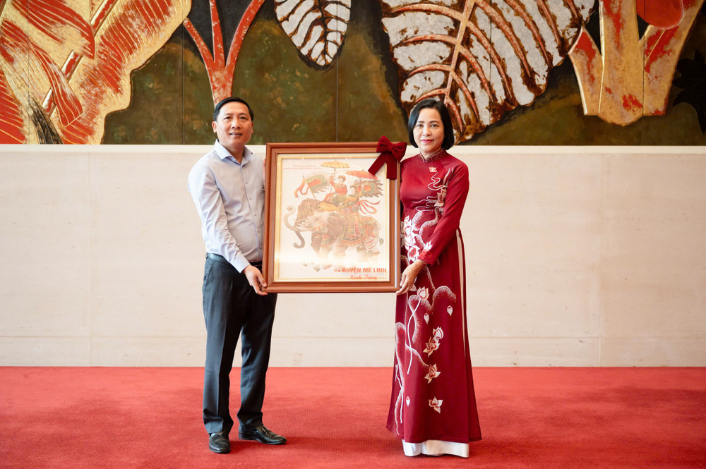 Lãnh đạo huyện Mê Linh tặng quà lưu niệm cho Phó Chủ tịch Quốc hội Nguyễn Thị Thanh Lãnh đạo huyện Mê Linh tặng quà lưu niệm cho Phó Chủ tịch Quốc hội Nguyễn Thị Thanh