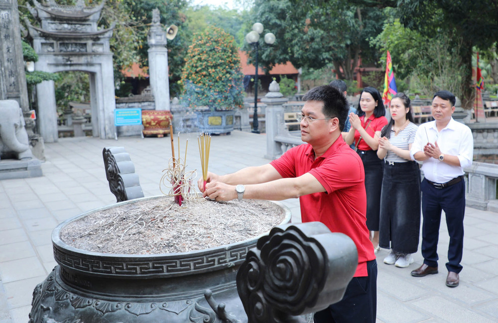 Bí thư Chi bộ Ban Công tác HĐND và PVTT Trần Chí Tuấn dâng hương tại Khu di tích Quốc gia đặc biệt đền Hai Bà Trưng 01.jpg
