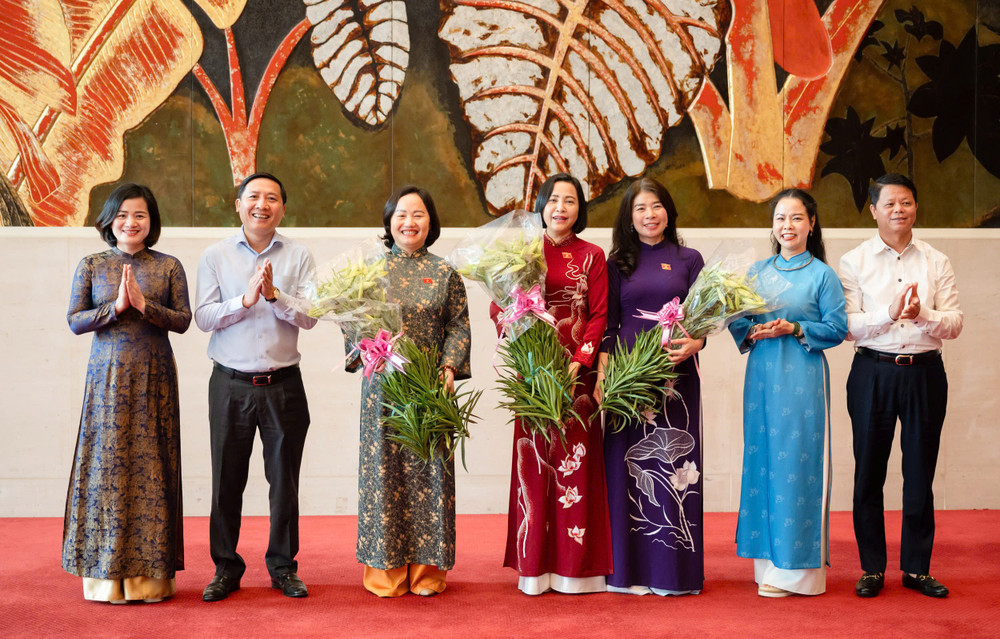 Phó Chủ tịch Quốc hội và lãnh đạo Ủy ban Kinh tế và Tài chính; Văn phòng Quốc hội nhận hoa chúc mừng của Đoàn đại biểu Hội Liên hiệp phụ nữ huyện Mê Linh Phó Chủ tịch Quốc hội và lãnh đạo Ủy ban Kinh tế và Tài chính; Văn phòng Quốc hội nhận hoa chúc mừng của Đoàn đại biểu Hội Liên hiệp phụ nữ huyện Mê Linh