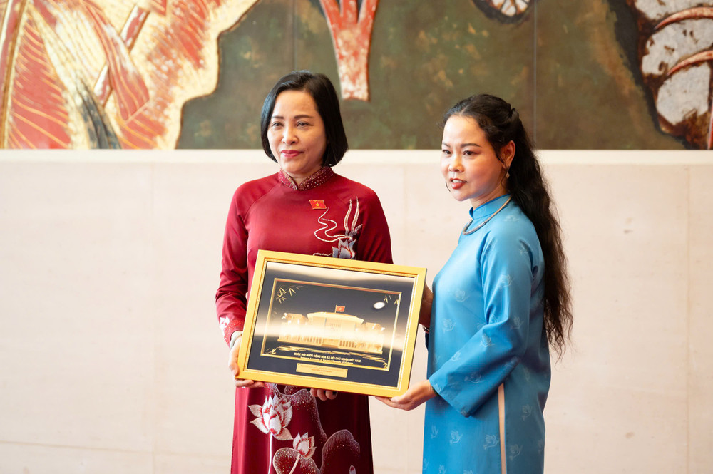 Phó Chủ tịch Quốc hội Nguyễn Thị Thanh tặng quà lưu niệm cho Đoàn đại biểu Hội Liên hiệp phụ nữ huyện Mê Linh Phó Chủ tịch Quốc hội Nguyễn Thị Thanh tặng quà lưu niệm cho Đoàn đại biểu Hội Liên hiệp phụ nữ huyện Mê Linh