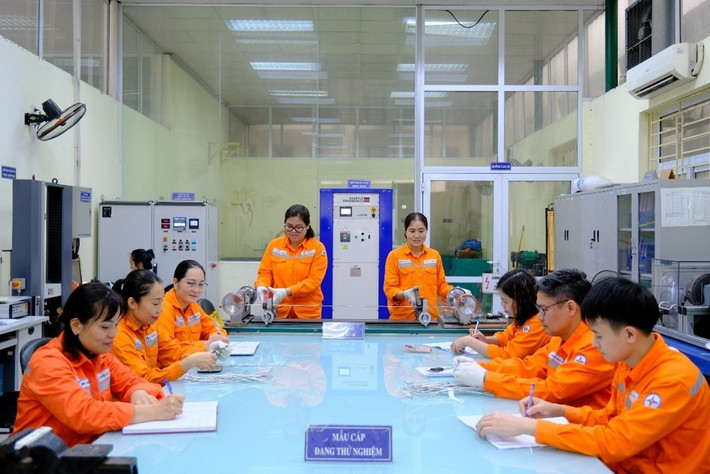 Nữ công nhân viên thi đua lao động sản xuất. Ảnh: NPC nu-cong-nhan-vien-thi-dua-lao-dong-san-xuat-anh-npc.jpg