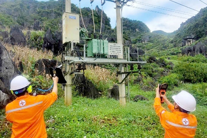 Thường xuyên kiểm tra các thiết bị trên đường dây trung áp và tại các trạm biến áp phân phối để khắc phục kịp các khiếm khuyết trên hệ thống. Ảnh: NPC thuong-xuyen-kiem-tra-cac-thiet-bi-tren-duong-day-trung-ap-va-tai-cac-tram-bien-ap-phan-phoi-de-khac-phuc-kip-cackhiem-khuyet-tren-he-thong.jpg