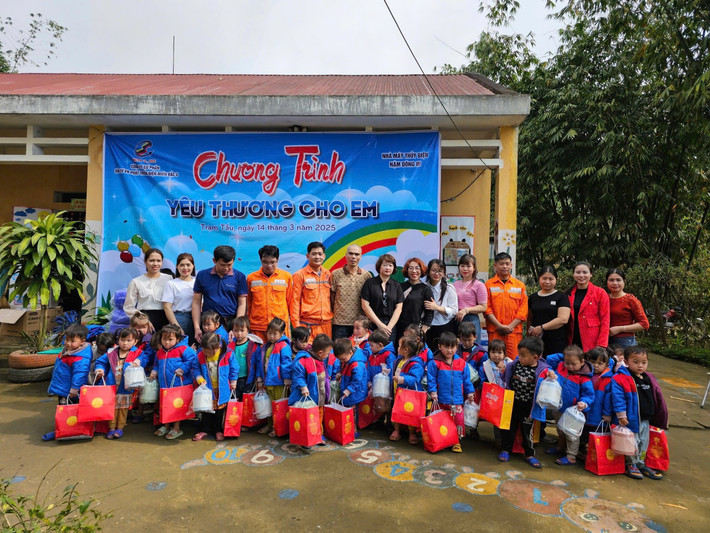 Ban lãnh đạo công ty và Ban Chấp hành công đoàn công ty tặng quà tại điểm trường Pá Khoang. Ảnh: NPC ban-lanh-dao-cong-ty-va-bch-cong-doan-cong-ty-tang-qua-tai-diem-truong-pa-khoang.jpg