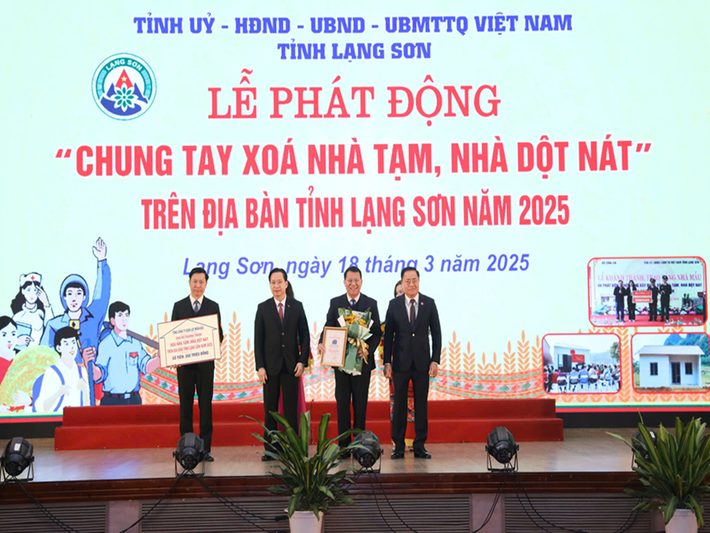Tỉnh ủy, HĐND, UBND tỉnh Lạng Sơn trao biểu trưng ghi nhận tấm lòng vàng của Tổng Công ty Điện lực miền Bắc - Công ty Điện lực Lạng Sơn . Ảnh: NPC 1.png